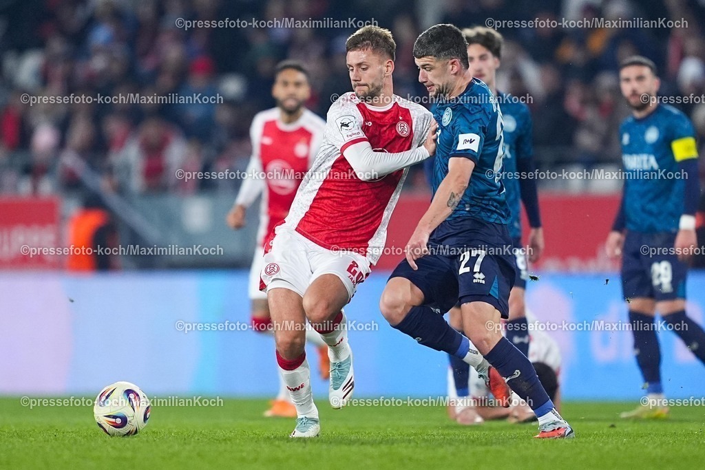 xYDRx01022601066 | 01.02.2026, xydrx, Fußball, 3.Liga, Rot-Weiss Essen - SV Wehen Wiesbaden, Saison 2025 2026, Stadion an der Hafenstraße: Torben Muesel (Rot-Weiss Essen #26) im Zweikampf gegen Jordy Gillekens (SV Wehen Wiesbaden #27)    DFB regulations prohibit any use of photographs as image sequences and or quasi-video. Photo: xYannisxDreimannxPressefotoKochx