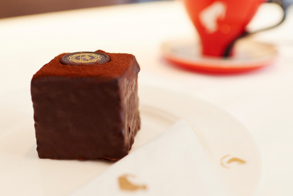 Cafe Meinl | Wien, Austria - August 28, 2017: Cafe Meinl am Graben, Schokowürfel mit Melange in roter Tasse. - Realisiert mit Pictrs.com