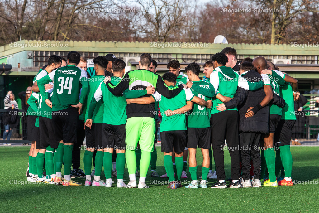 Kreispokal DU/MH/DIN, Achtelfinale, SV Duissern - Spvgg Meiderich 06/95, Duisburg, Germany | 17.01.2026, Fussball, Kreispokal DU/MH/DIN, SV Duissern -Spvgg Meiderich 06/95: Mannschaftskreis des SV Duissern vor dem Spiel - Realisiert mit Pictrs.com