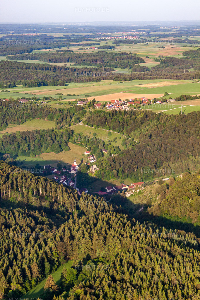 Luftbild: Ortsansicht von Südosten im Ortsteil Hundersingen in Münsingen im Bundesland Baden-Württemberg in Deutschland. Foto: IMG_67614.jpg vom 09.06.2014 durch Werner Riehm/FLY-FOTO.de