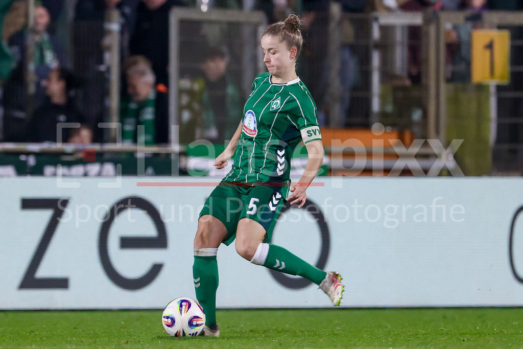Fussball, Google Pixel Frauen-Bundesliga, SV Werder Bremen - RB Leipzig | Michelle Ulbrich (SV Werder Bremen, 5) am Ball, Freisteller, Einzelbild, Ganzkörper, Aktion, Action, Spielszene, DIE DFB-RICHTLINIEN UNTERSAGEN JEGLICHE NUTZUNG VON FOTOS ALS SEQUENZBILDER UND/ODER VIDEOÄHNLICHE FOTOSTRECKEN. DFB REGULATIONS PROHIBIT ANY USE OF PHOTOGRAPHS AS IMAGE SEQUENCES AND/OR QUASI-VIDEO.
