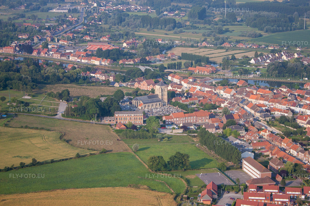 Vue aérienne: Vue de la ville à Watten dans le département Nord, France. Photo: IMG_58899.jpg prise le 22/07/2013 par Werner Riehm/FLY-FOTO.eu – Résolution de l'original: 4752 x 3168 px