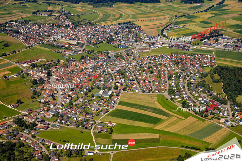 Das Luftbild zeigt : Kleinengstingen Engstingen - Die Luftaufnahme wurde 2024 vom UL-Flugzeug aus erstellt ( keine Drohne ) - Hochauflösende Luftaufnahme - Für grossformatige Ausdrucke geeignet. Die Geschenkidee !Mit Lizenz und Bildrechte bestellbar