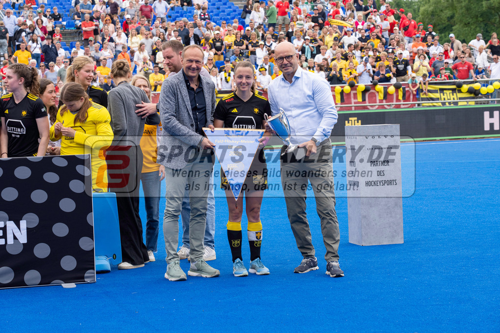 Final4_20250601-1218-HK108388 | Krefeld, Deutschland, 01.06.2025:  Feldhockey Final4 2025 – „Deutsche Feldhockey-Meisterschaften 2025“ Harvestehuder HTC - Düsseldorfer HC (Finale Damen) im Gerd-Wellen-Hockeyanlage am 01.06.2025 in Krefeld, Deutschland. (Foto von Kramhöller/Fehrmann/Kaste)Krefeld, Germany, 01.06.2025: Feldhockey Final4 2025 – „Deutsche Feldhockey-Meisterschaften 2025“ Harvestehuder HTC - Düsseldorfer HC (Finale Damen) in Gerd-Wellen-Hockeyanlage at 01.06.2025 in Krefeld, Deutschland. (Foto from Kramhöller/Fehrmann/Kaste)