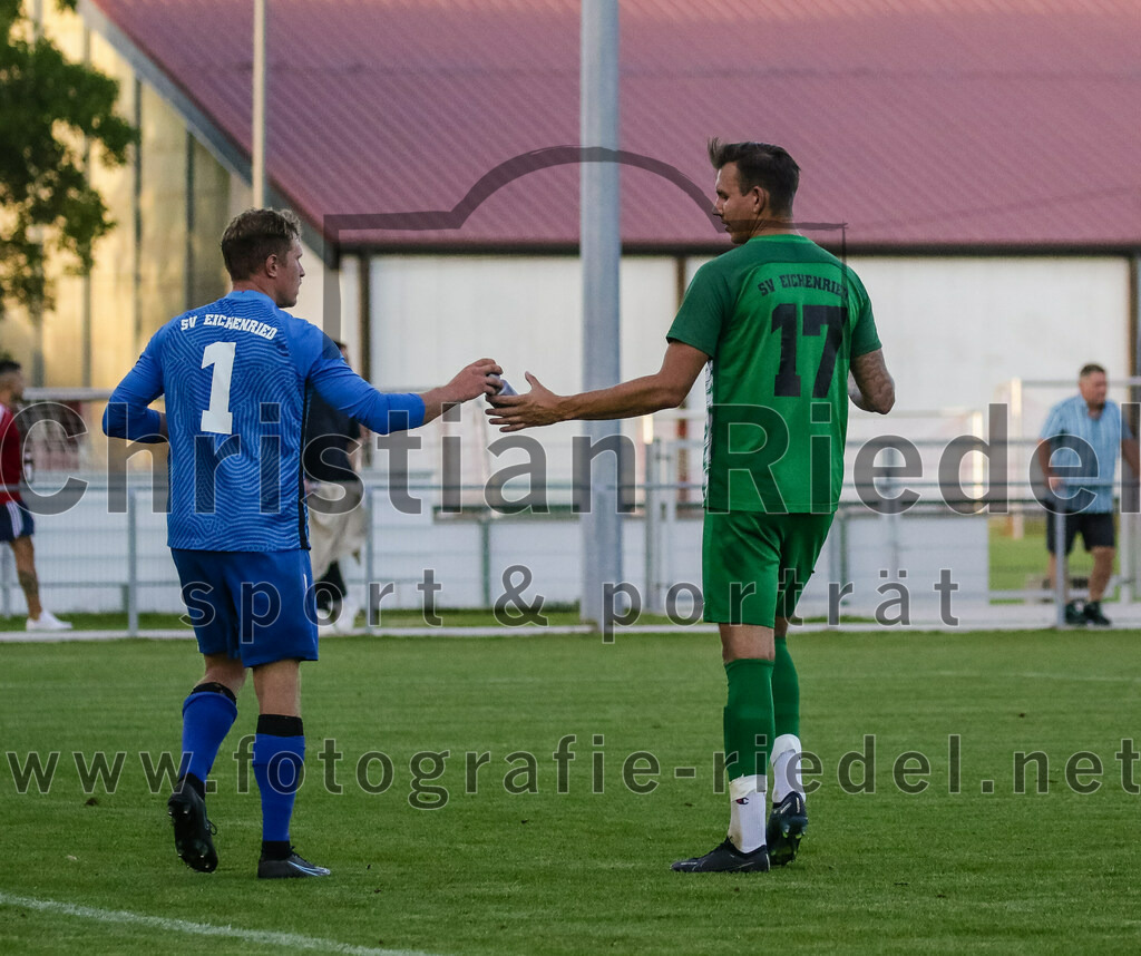 2023-08-11_105_FC_Finsing_gegen_SV_Eichenried | Finsing, Deutschland, 11.08.2023:
Fußball, Kreisliga 2023 / 2024, 4. Spieltag, FC Finsing gegen SV Eichenried, Endergebnis: 3:0

Torwart Maximilian Hofmeister (SV Eichenried, #1), Max Geltl (SV Eichenried, #17)

Foto: Christian Riedel / fotografie-riedel.net