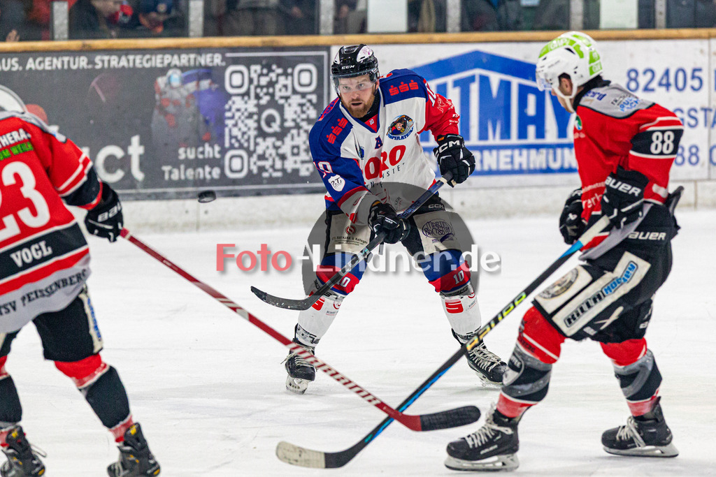 TSV Peißenberg Miners vs ESC Dorfen Eispiraten | Eishockey Bayernliga 2023/2024, TSV Peißenberg Miners vs ESC Dorfen Eispiraten, 20231229,
Florian BRENNINGER (Eispiraten 10) chipped den Puck aus dem Drittel,
2023-12-29 in Peißenberg (Eisstadion)
10 Florian BRENNINGER (Eispiraten 10), 88 Zackary BROSS (Miners 88)
Copyright: WolfgangxLindner foto-lindner.de