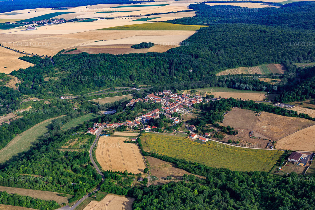 Aerial view: Fields and the TGV railway line in Jaulny in the state Meurthe et Moselle, France. – Photo: IMG_083275.jpg taken on 07/12/2015 by Werner Riehm/FLY-FOTO.com – Resolution of the original: 5472 x 3648 px