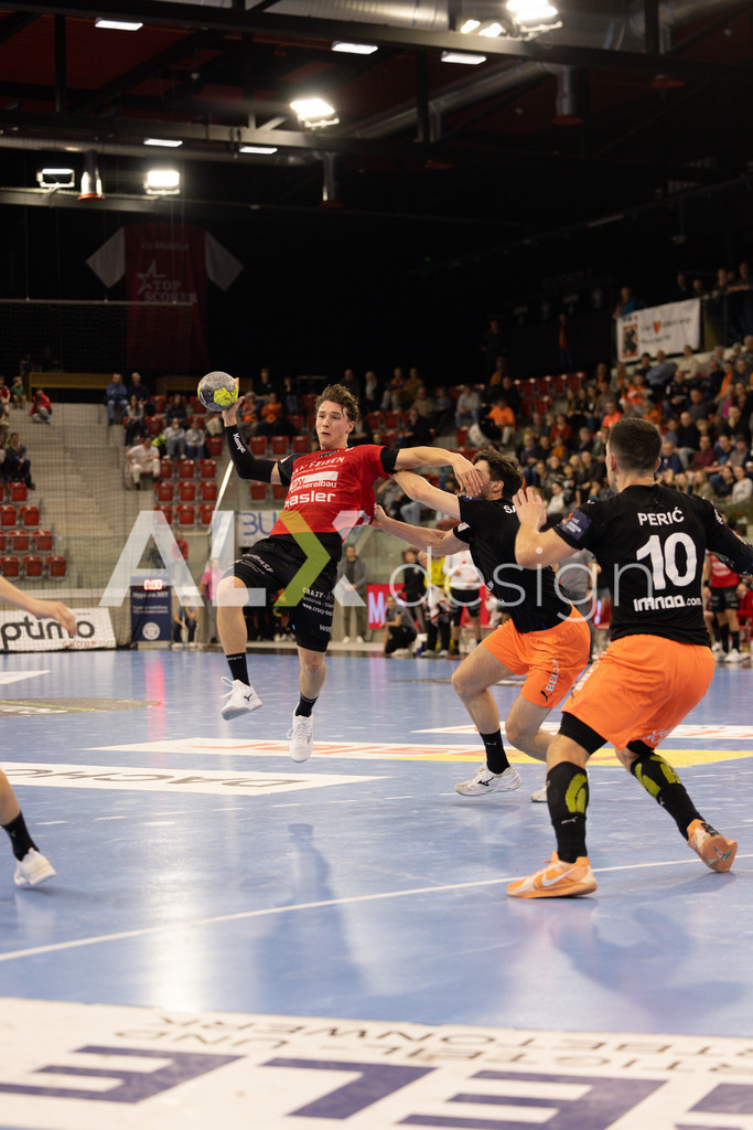 Handballen I Herren I Saison 2025-2026 I Quickline Handball League 2026 | Men I 18. Spieltag I Pfade Winterthur - Kadetten Schaffhausen I 20.12.2025 | 5 Tiago Cuencas (Pfadi Winterthur) – Rückraum mitte - Realisiert mit Pictrs.com