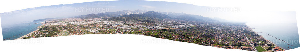 Vue aérienne: Panorama à Avenza dans le département Toscane, Italie – .Photo: IMG_087172-Pano.jpg prise le 04/04/2016 par Werner Riehm/FLY-FOTO.eu – Résolution de l'original: 32058 x 5604 px