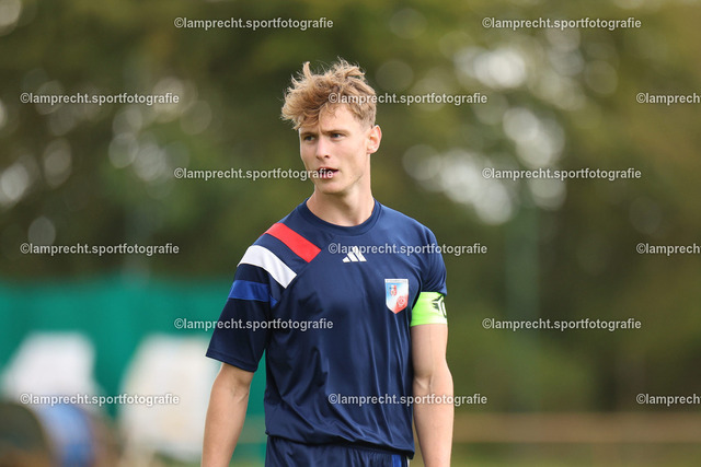 Fußball I Herren I Saison 2025-2026 I Kreisklasse A Süd-Ost I 6. Spieltag I SG Scharbeutz-Pönitz - VfL Bad Schwartau I 13.09.2025.012 | Leo Joos Breitwieser (17, SG Scharbeutz/Pönitz) - Realisiert mit Pictrs.com