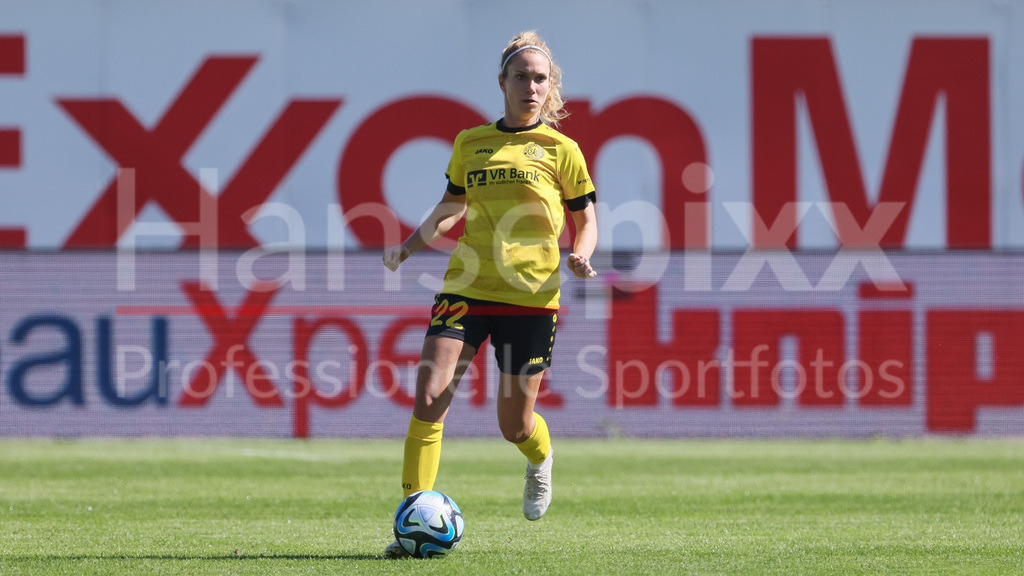 Fussball, 2. Frauen-Bundesliga, SV Meppen - SV 67 Weinberg | v.li.: Leonie Haberäcker (SV 67 Weinberg, 22) am Ball, Freisteller, Einzelbild, Ganzkörper, Aktion, Action, Spielszene, DIE DFB-RICHTLINIEN UNTERSAGEN JEGLICHE NUTZUNG VON FOTOS ALS SEQUENZBILDER UND/ODER VIDEOÄHNLICHE FOTOSTRECKEN. DFB REGULATIONS PROHIBIT ANY USE OF PHOTOGRAPHS AS IMAGE SEQUENCES AND/OR QUASI-VIDEO.