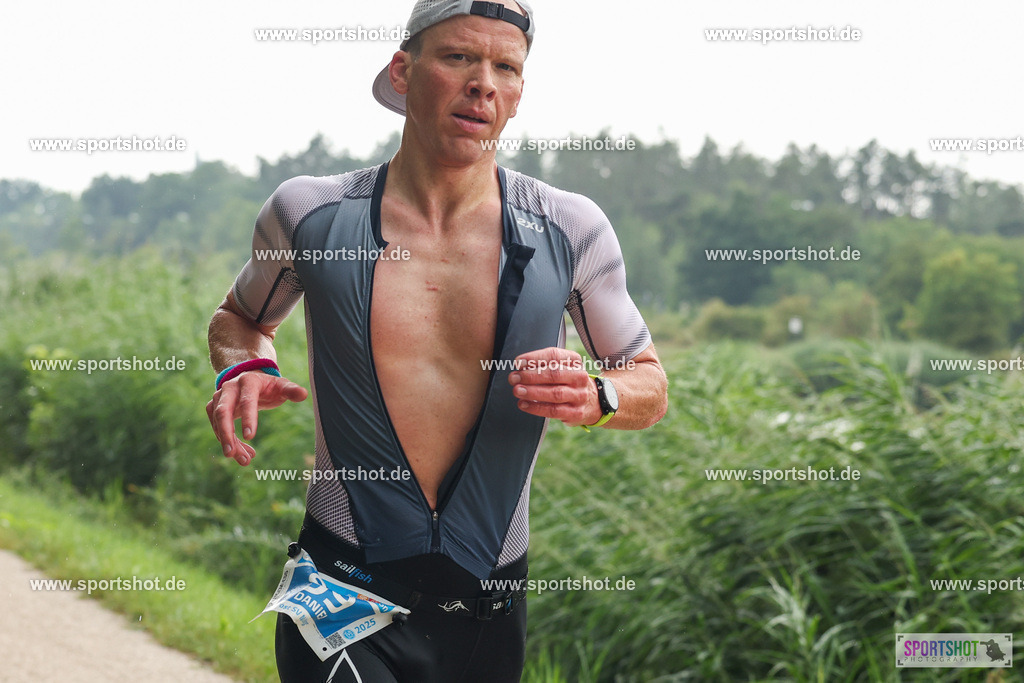 LUR_1493 | 34. M-net Erlanger Triathlon 2025 #erlangertriathlon  #mnettriathlon2025 #mnettriathlon #team #olympischedistanz #mitteldistanz #triathlon #maindonaukanal  #erlangertriathlon2025 #yourpictrs #tv1848 #tv1848erlangen  #triathlonbayern #sportinerlangen #demsportverbunden #sportshot_your_pictrs Copyright: www.sportshot.de