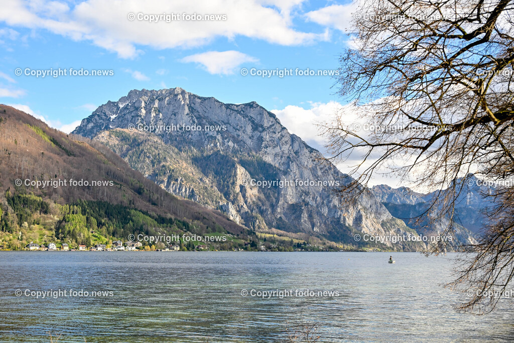 Traunstein_ Traunsee_ Gmunden_ 14.04.2024-4 | 14.04.2024, Gmunden, AUT, Traunstein, im Bild Traunstein, Traunsee, Gmunden, Berg, Berge, See, Tourismus, Bergsteigen, Huette, Segeln, Boote, Landschaft