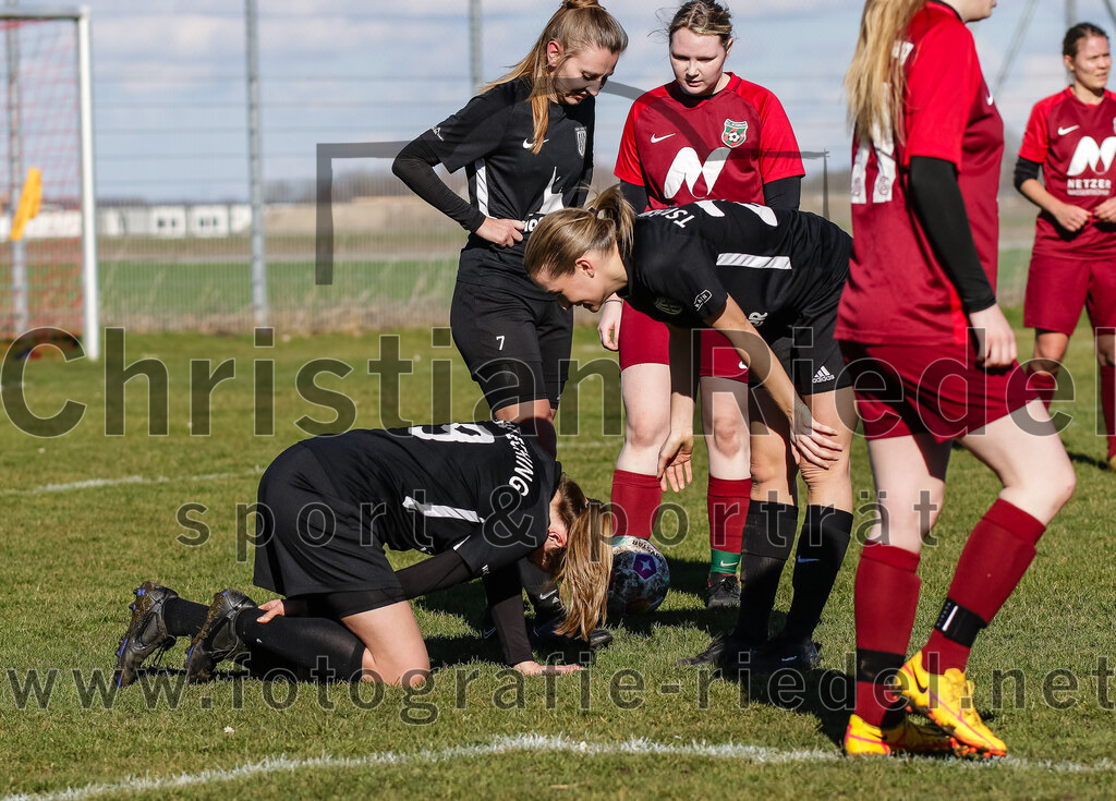 2024-02-25_064_FC_Schwaig_gegen_TSV_Eching | Oberding, Deutschland, 25.02.2024:
Fußball, Bezirksliga 2023 / 2024, Testspiel, FC Schwaig gegen TSV Eching, Endergebnis: 0:5

Anna Zieglmeier (TSV Eching, #9), Sonja Ermair (TSV Eching, #25), Rebecca Wirl (FC Schwaig, #4)

Foto: Christian Riedel / fotografie-riedel.net