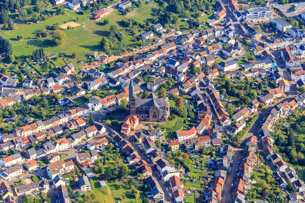 Luftbild: Köllertaler Dom St. Sebastian in Püttlingen im Bundesland Saarland in Deutschland. Foto: IMG_149858.jpg vom 07.09.2025 durch Werner Riehm/FLY-FOTO.de