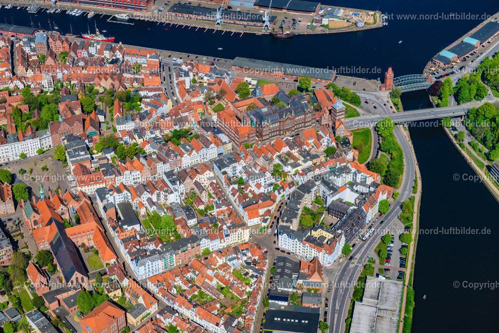Lübeck_Altstadt_ELS_4848010524 | LüBECK 01.05.2024 Altstadtbereich und Innenstadtzentrum im Ortsteil Altstadt in Lübeck im Bundesland Schleswig-Holstein, Deutschland. Weiterführende Informationen bei: Hansestadt LÜBECK. // Old Town area and city center in the district Altstadt in Luebeck in the state Schleswig-Holstein, Germany. Further information at: Hansestadt LUeBECK. Foto: Martin Elsen