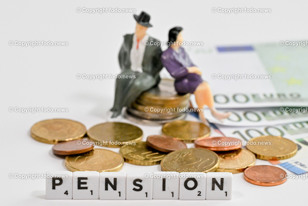 Pension_ 20.01.2025-2 | 20.01.2025, Linz, AUT, Themenbild, im Bild Pension, Pensionisten, Senioren, teuer, Ruhestand, Budget, Geld, Euro, Muenzen, Geldscheine, Kuerzung, Haushaltskosten, Kostenexplosion, Nebenkosten, Pensionsreform, Rente, Pensionssystem, Pensionskonto