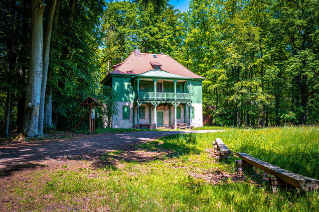 2023-05-29_13-02-09_300 | Grünes Haus auf der Jagdanlage Rieseneck im Sommer bei Sonnenschein, Kleineutersdorf, Thüringen, Deutschland - Realisiert mit Pictrs.com