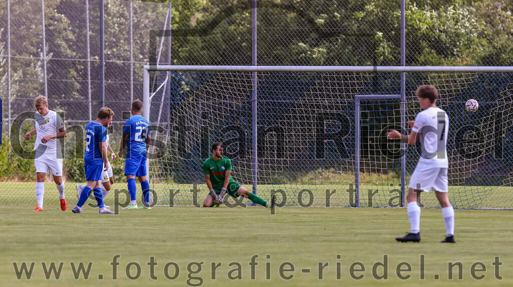 2023-07-22_044_FC_Eitting_gegen_FC_Moosinning | Eitting, Deutschland, 22.07.2023:
Fußball, Kreisliga 2023 / 2024, Testspiel, FC Eitting gegen FC Moosinning, Endergebnis: 0:4

Stefan Haas (FC Moosinning, #8), Fabian Neudecker (FC Eitting, #2), Christoph Härtl (FC Eitting, #23), Torwart Noah Mpatsios (FC Eitting, #1), Martin Buttstedt (FC Moosinning, #7)

Foto: Christian Riedel / fotografie-riedel.net