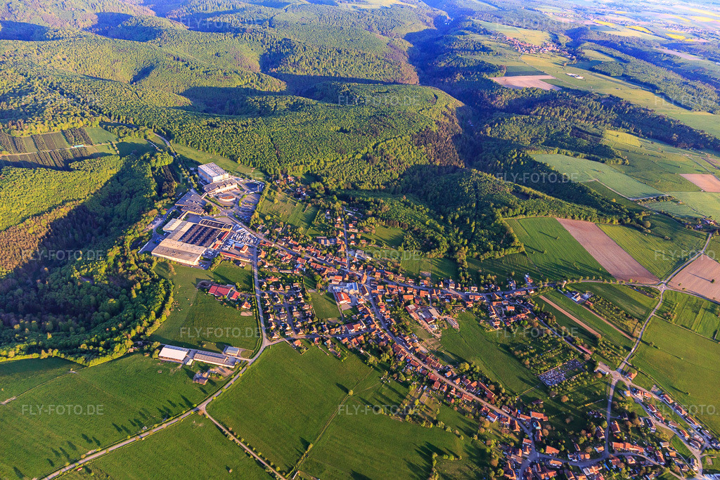 Luftbild: Ortsansicht am Rand der Nordvogesen aus Norden in Petersbach im Bundesland Bas-Rhin in Frankreich. Foto: IMG_145845.jpg vom 30.04.2025 durch Werner Riehm/FLY-FOTO.de