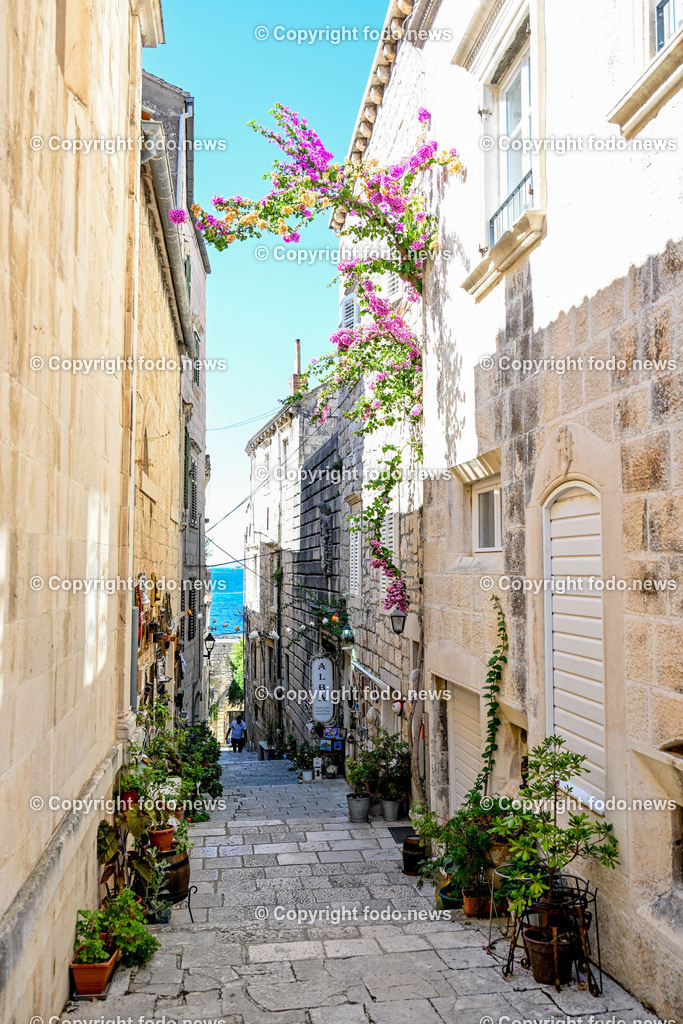 Kroatien_ Korcula_ Insel in Sueddalmatien_ Korcula Stadt_ 13.09.2024-62 | 13.09.2024, Kroatien, HRV, Korcula, Insel in Sueddalmatien, Korcula Stadt im Bild Hafen, Hafenansichten, Boot, Boote, Schiff, Schiffe, Gebauede, Adria, Meer, Stadtansichten, Altstadt, Marco Polo, Museum, Touristen, Souvenier, Restaurant, KonobaKorcula - Schwarzes Korfu - benannt nach den dunklen Kiefernwaeldern, ist eine zu Kroatien gehoerende Insel in der Adria vor der Kueste Sueddalmatiens. Zugleich ist sie Teil des Dinarischen Gebirges. Quelle: Wikipedia