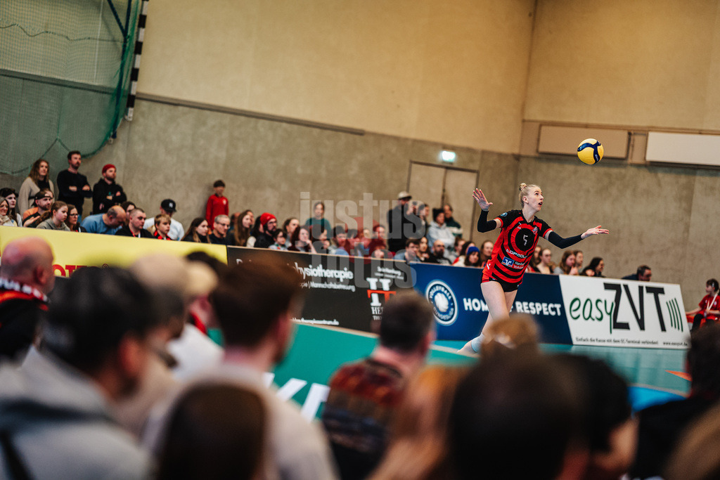 Volleyball | Frauen | Saison 2025/2026 | Volleyball Bundesliga | ETV Hamburger Volksbank Volleys vs. Schwarz-Weiß Erfurt | 15.02.2026 | Anna Hartig (#5, ETV Hamburger Volksbank Volleys) beim Aufschlag