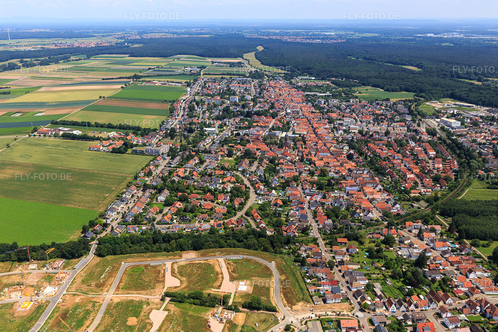 Luftbild: Stadtansicht aus Westen mit Neubaugebiet K2 in Erschliesung in Kandel im Bundesland Rheinland-Pfalz in Deutschland. Foto: IMG_127257.jpg vom 26.06.2021 durch Werner Riehm/FLY-FOTO.de