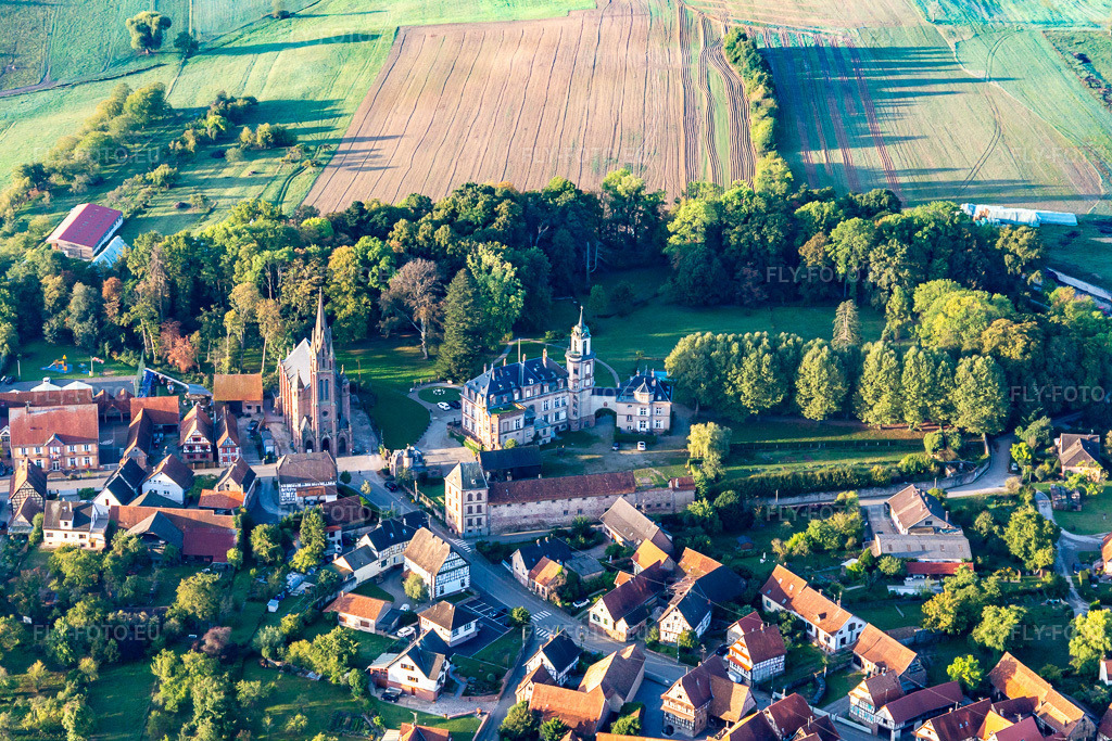 Vue aérienne: Château de Froeschwiller à Frœschwiller dans le département Bas Rhin, France. Photo: IMG_139170.jpg prise le 01/10/2023 par Werner Riehm/FLY-FOTO.eu – Résolution de l'original: 5275 x 3517 px