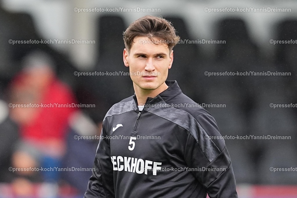 xYDRx25102501091 | 25.10.2025, xydrx, Fußball, 3.Liga, SC Verl - SSV Ulm 1846, Saison 2025 2026, Sportclub Arena:  Martin Ens (SC Verl #5) DFB regulations prohibit any use of photographs as image sequences and or quasi-video.