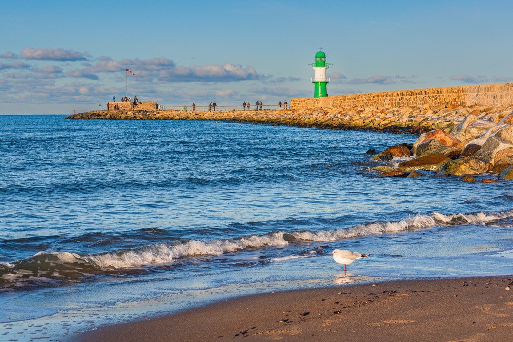 Mole und Molenturm an der Küste der Ostsee in Warnemünde | Mole und Molenturm an der Küste der Ostsee in Warnemünde.