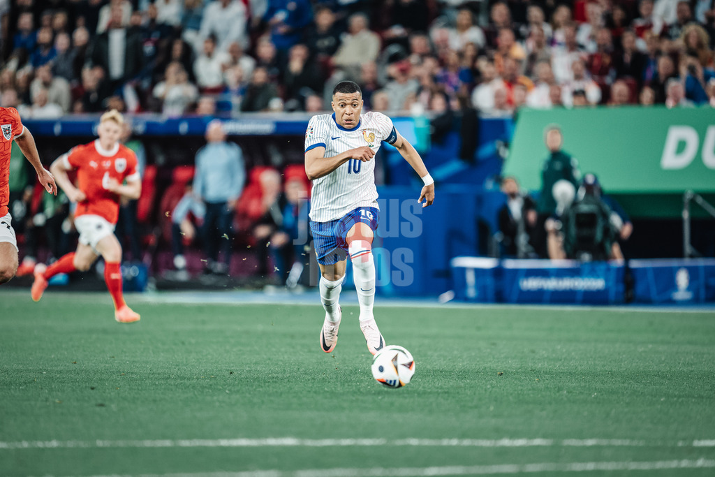 Fußball | Herren | UEFA-Fußball-Europameisterschaft 2024 | Gruppe D | Österreich vs. Frankreich | 17.06.2024 | Kylian Mbappe (#10, Frankreich) am Ball