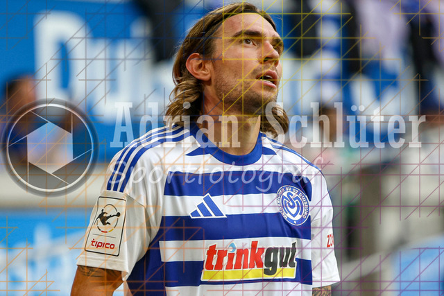 MSV Duisburg vs VfB Stuttgart II - 3. Liga | Duisburg, Deutschland, 02.08.25:   Joshua Bitter (MSV Duisburg) schaut waehrend des Spiels der 3. Liga MSV Duisburg vs VfB Stuttgart II in der schauinsland-reisen-arena(Foto von Brauer-Fotoagentur / Adrian Schlueter)