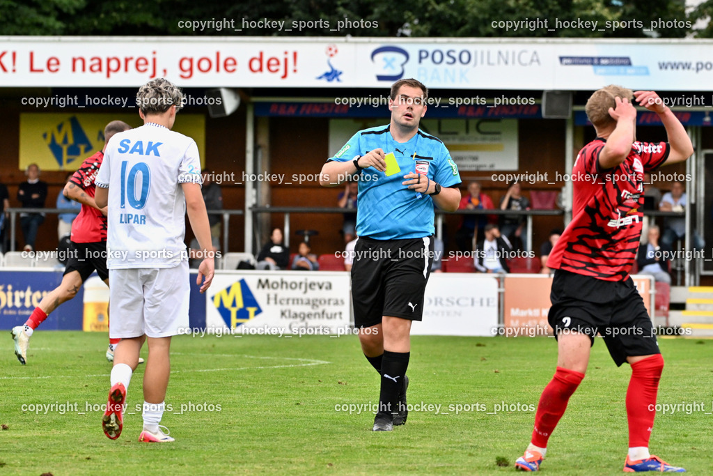 SAK vs. ATUS Ferlach | #10 Nando Lupar SAK, Gelbe Karte, Michell Kollreider Referee, #2 Marjan Ogris-Martic ATUS Ferlach, SAK vs. ATUS Ferlach, SAK vs. ATUS Ferlach am 01.08.2025 in Klagenfurt (Sportpark Welzenegg), Austria, (Photo by Bernd Stefan)