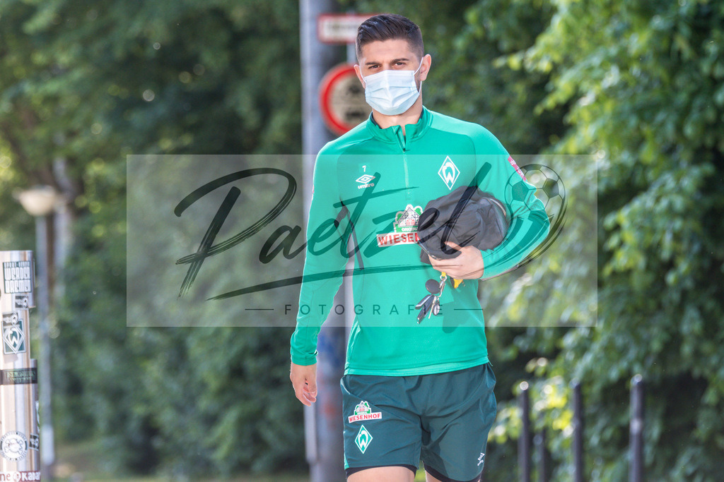 TRASVW20200521_0033 | Fussball, Herren: Milot Rashica (Werder Bremen) schaut bei der Ankunft am wohninvest Weserstadion am 21.05.2020 in Bremen, Deutschland. - Realisiert mit Pictrs.com