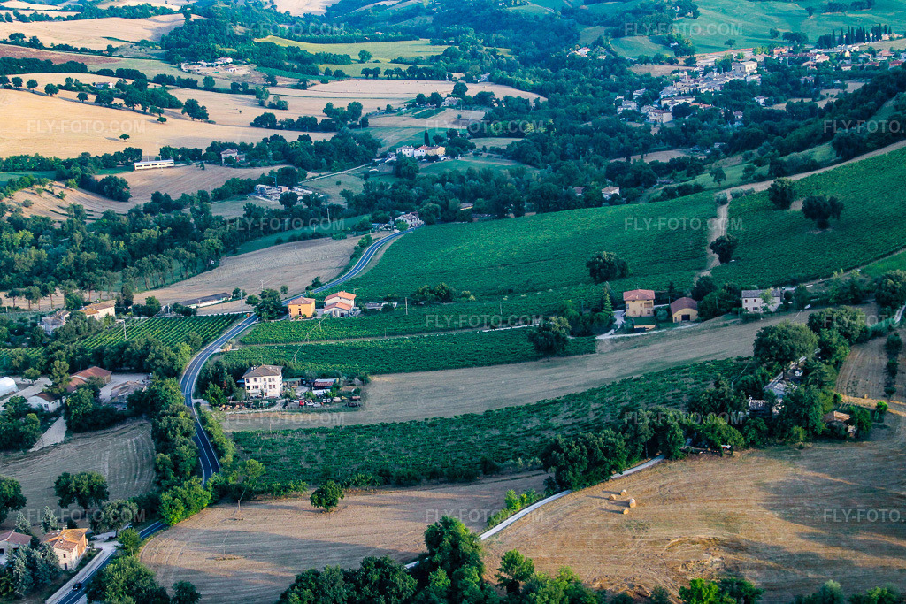 Aerial view: View of the town in Santa Maria della Valle in the state The Marches, Italy. – Photo: IMG_43146.jpg taken on 07/16/2011 by Werner Riehm/FLY-FOTO.com – Resolution of the original: 4272 x 2848 px