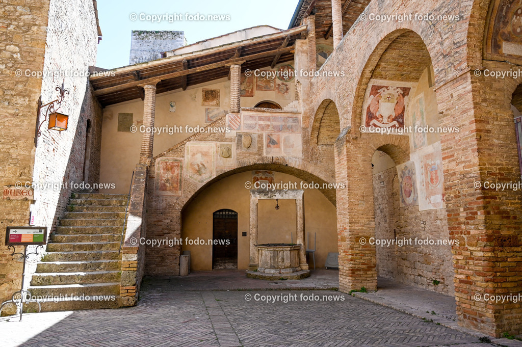 Italien_ Toskana_ San Gimignano_ 31.05.2024-150 | 31.05.2024, Italien, ITA, Toskana, San Gimignano im Bild Stadtansichten Gebäude, Architektur, Touristen, Historisch, Souvenir, Ansichten der berühmten Stadt San Gimignano in der Toskana-Italien - View of the famous town San Gimignano in Tuscany-ItalySan Gimignano ist eine italienische Kleinstadt in der Toskana mit einem mittelalterlichen Stadtkern. San Gimignano wird auch die Stadt der Türme genannt. Die Stadt liegt in der Provinz Siena. Sie gehört neben Florenz, Siena und Pisa zu den von Touristen meist besuchten Zielen in der Toskana.