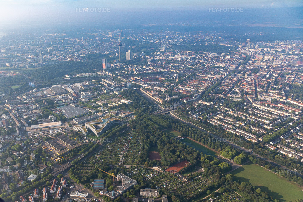 Luftbild: Parkanlage Blücherpark mit Regattabecken im Ortsteil Bilderstöckchen in Köln im Bundesland Nordrhein-Westfalen in Deutschland. Foto: IMG_008465.jpg vom 19.07.2020 durch Werner Riehm/FLY-FOTO.de