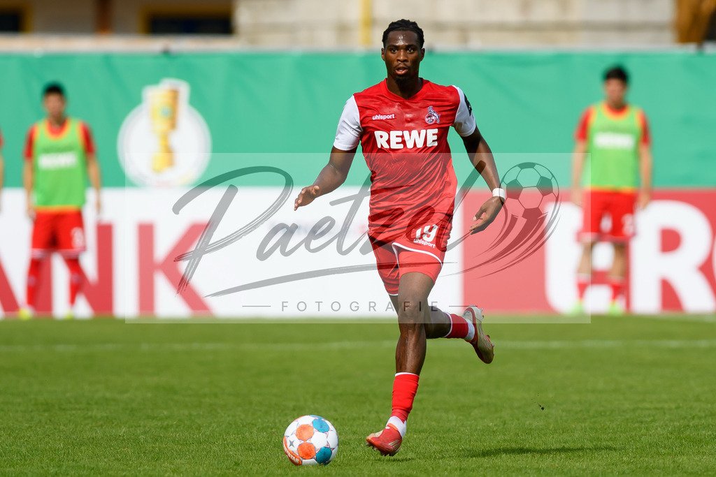 JENKOE20210808_261 | Fussball, Herren: Kingsley Ehizibue (1. FC Koeln) in Aktion, am Ball, Einzelaktion beim Spiel der 1. Runde im DFB-Pokal zwischen FC Carl Zeiss Jena und 1. FC Koeln im Ernst-Abbe-Sportfeld am 08.08.2021 in Jena, Deutschland.DFB / DFL REGULATIONS PROHIBIT ANY USE OF PHOTOGRAPHS AS IMAGE SEQUENCES AND/OR QUASI-VIDEO. - Realisiert mit Pictrs.com
