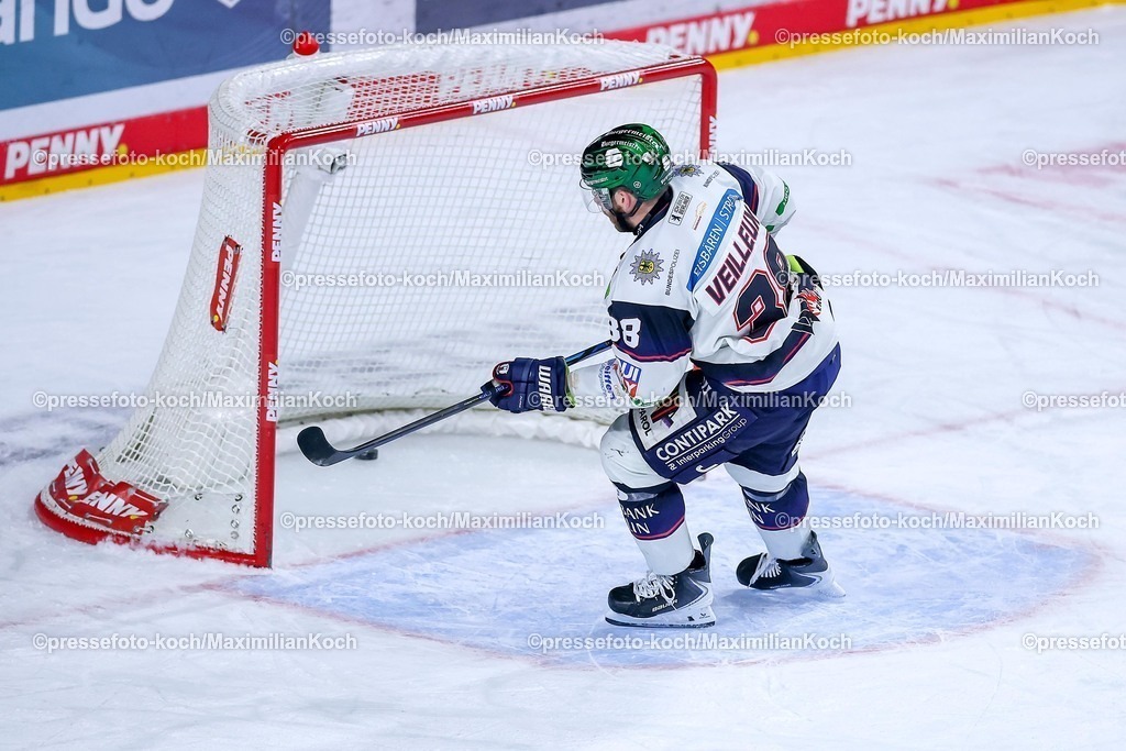 KEC20042601095 | 20.04.2026, Eishockey, DEL Halbfinale Play-Offs, Kölner Haie - Eisbären Berlin, Spiel 6, Lanxess-Arena Köln: Torjubel nach dem Tor zum 3:1 durch Torschütze Markus Vikingstad (Eisbären Berlin #37) 