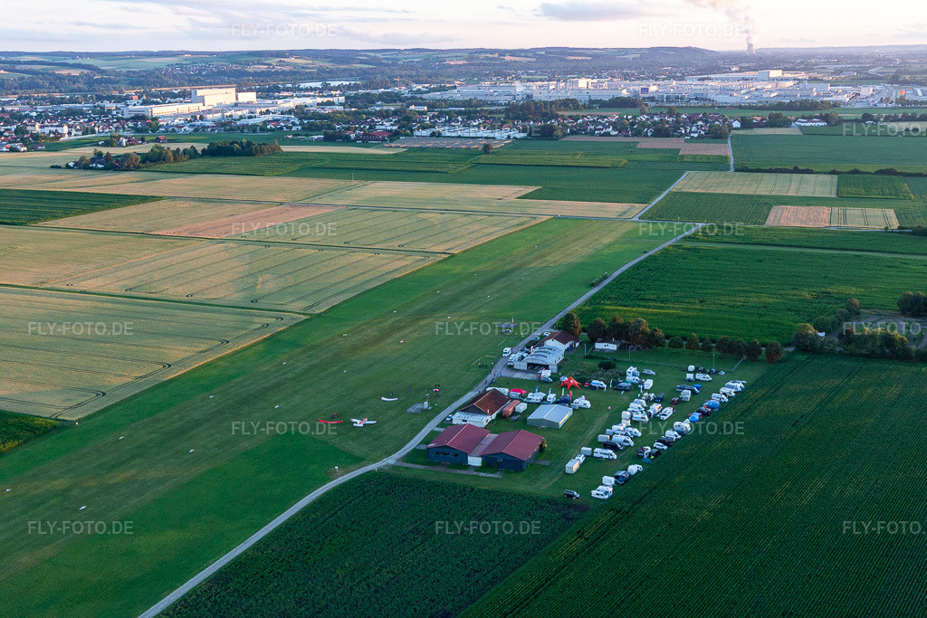 Luftbild: Flugplatz Dingolfing im Ortsteil Höll in Dingolfing im Bundesland Bayern in Deutschland. – Foto: IMG_132703.jpg vom 01.07.2022 durch Werner Riehm/FLY-FOTO.de – Auflösung des Originals: 5472 x 3648 px – LSV Dingolfing