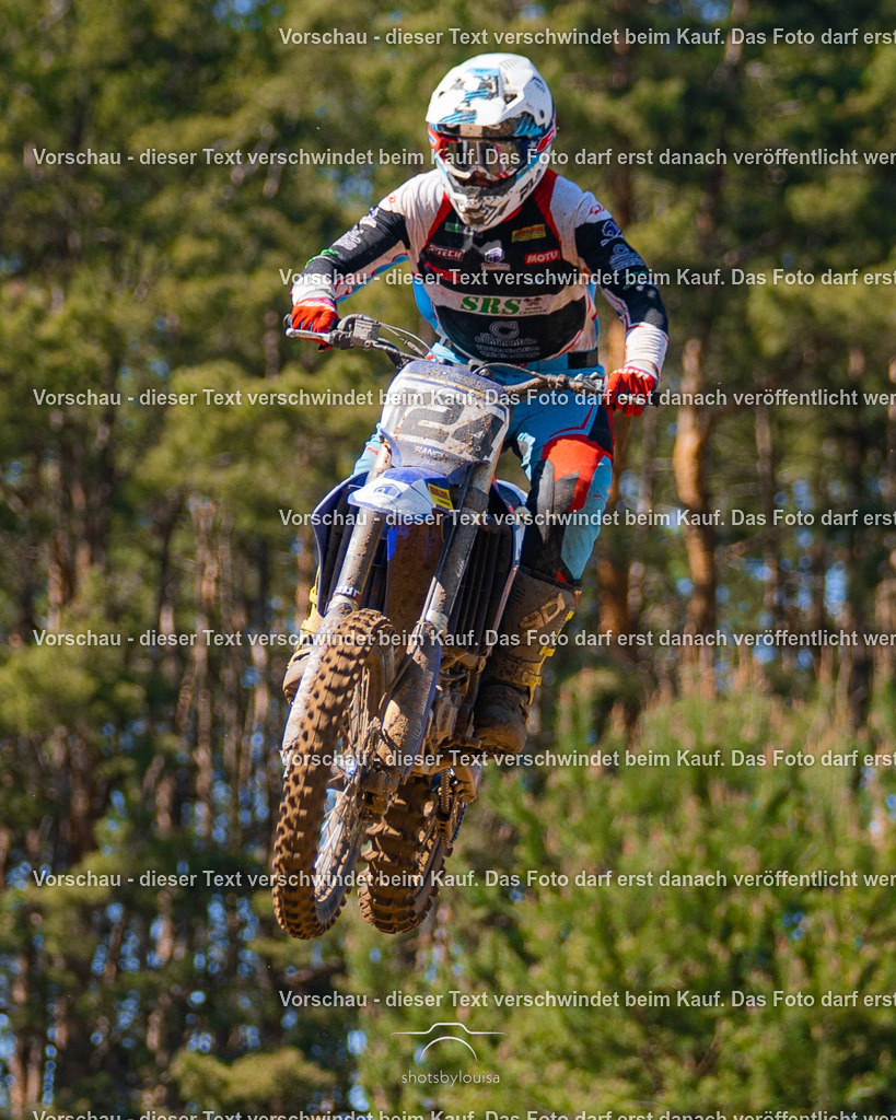 20260501_MCWriezen-3232 | Sportfotografin aus Berlin-Brandenburg mit Fokus auf Motocross. Ich halte deine sportliche Leistung und echte Emotionen auf und neben der Strecke professionell fest. Entdecke die Fotos von deinem Rennen und bestelle sie direkt hier im Shop.