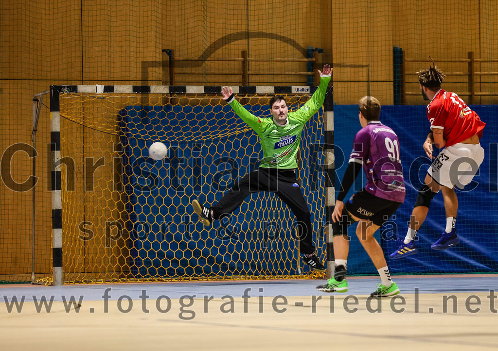 2024-10-20_058_SpVgg_Altenerding_II_gegen_TSV_Taufkirchen-Vils | Erding, Deutschland, 20.10.2024:Handball, Bezirksliga Männer Ost 2024 / 2025, 3. Spieltag, SpVgg Altenerding II gegen TSV Taufkirchen/Vils, Endergebnis: 15:20Torwart Otto Donaubauer (SpVgg Altenerding, #1), Niklas Zech (SpVgg Altenerding, #91), Dion Heydemann (TSV Taufkirchen/Vils, #17)Foto: Christian Riedel / fotografie-riedel.net