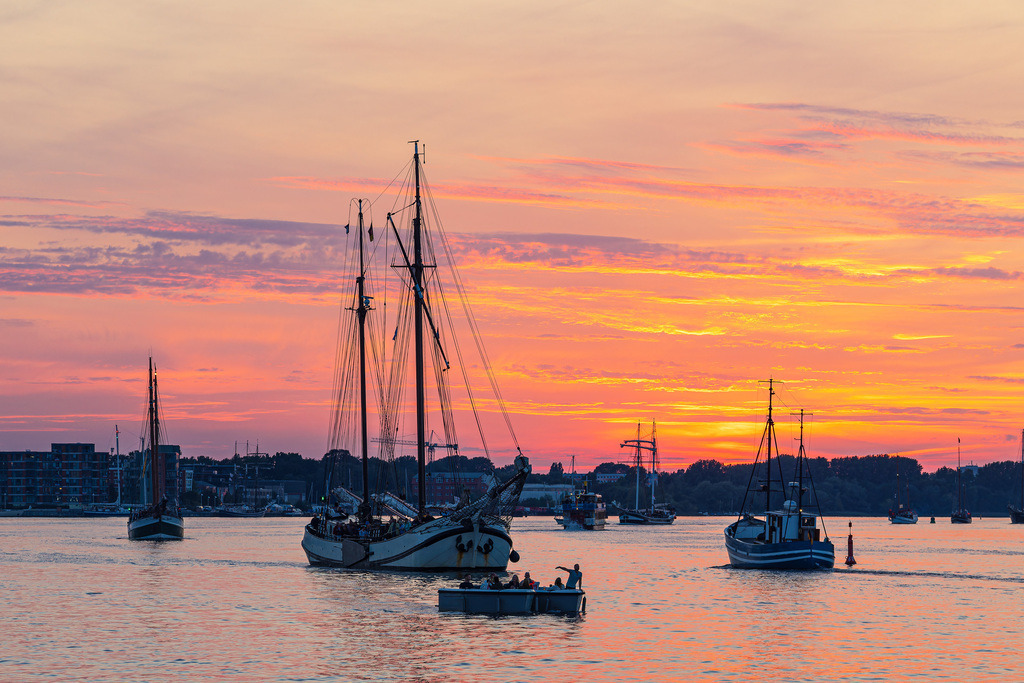 Segelschiffe auf der Warnow im Sonnenuntergang während der Hanse Sail in Rostock | Segelschiffe auf der Warnow im Sonnenuntergang während der Hanse Sail in Rostock.