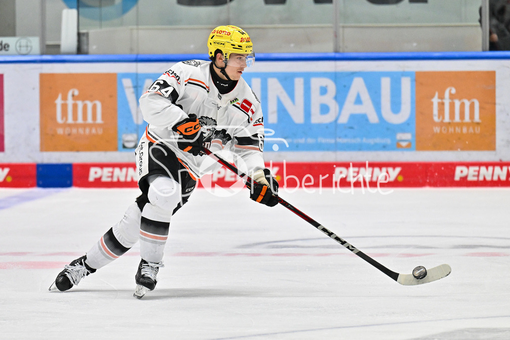 Augsburger Panther - Löwen Frankfurt | am Puck Markus SCHWEIGER (Löwen Frankfurt #64) / Freisteller / Einzelfoto / DEL: Augsburger Panther - Löwen Frankfurt, Curt Frenzel Stadiom am 11.10.2024