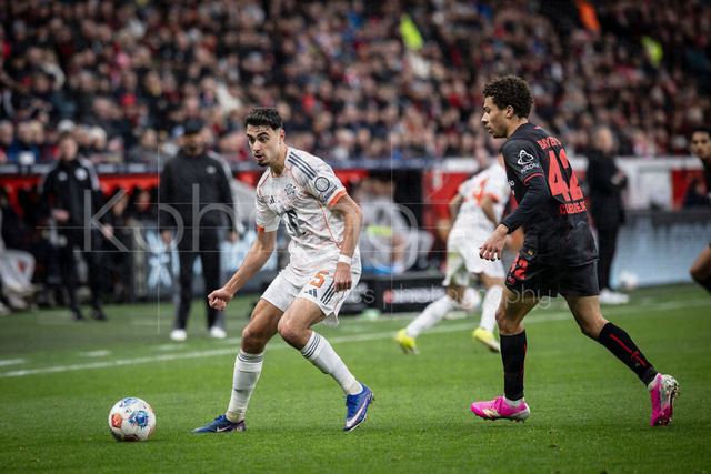 German Bundesliga, Bayer 04 Leverkusen vs. FC Bayern München, 14.03.2026 | LEVERKUSEN, GERMANY - MARCH 14:  Aleksandar Pavlovic (FC Bayern Muenchen, 45), Montrell Amare Culbreath  (Bayer 04 Leverkusen, 42) during the German Bundesliga match on gameday 26 between Bayer 04 Leverkusen vs. FC Bayern München at BayArena on March 14, 2026 in Leverkusen, Germany. DFL REGULATIONS PROHIBIT ANY USE OF PHOTOGRAPHS AS IMAGE SEQUENCES AND/OR QUASI-VIDEO.