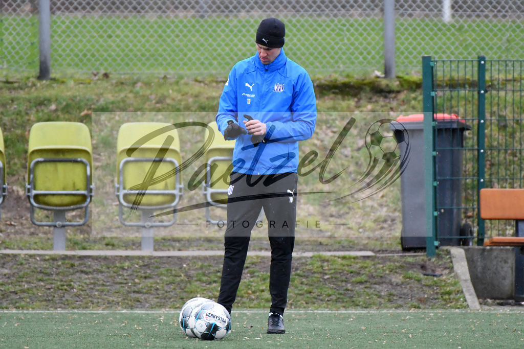 20200213_TRAOSN_0033 | Fussball, Herren: Co-Trainer Tim Danneberg (VfL Osnabrueck) schaut waehrend der Trainingseinheit des VfL Osnabrueck im Sportpark Illoshoehe am 13.02.2020 in Osnabrueck, Deutschland. - Realisiert mit Pictrs.com