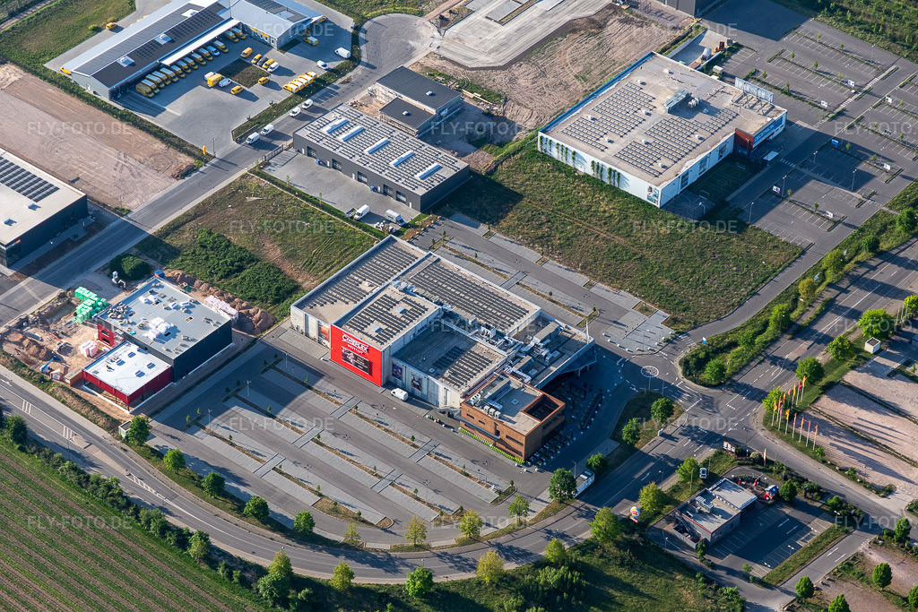 Luftbild: Kinos - Lichtspieltheater Cineplex Neustadt in Neustadt an der Weinstraße im Bundesland Rheinland-Pfalz in Deutschland. Foto: IMG_120613.jpg vom 26.04.2020 durch Werner Riehm/FLY-FOTO.de