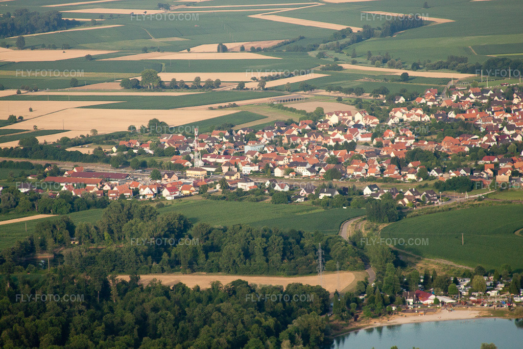 Aerial view: Roeschwoog from the west in the district Ceinture Forêt Nord in Hagenau in the state Bas-Rhin, France. – Photo: IMG_30573.jpg taken on 07/09/2010 by Werner Riehm/FLY-FOTO.com – Resolution of the original: 4752 x 3168 px