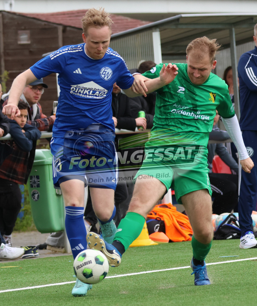 SC Enger - SV Enger-Westerenger | Auf dem Bild zu sehen: grün SC Enger: Luis Büscher ; blau SV Enger-Westerenger: Henrik Jablonowski SC Enger, SV Enger-Westerenger, Saison 25/26, Kreisliga A, Enger, Deutschland - Realisiert mit Pictrs.com