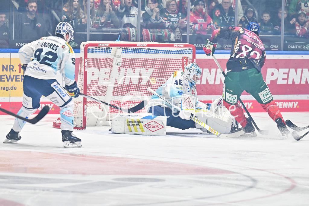 Augsburger Panther - Dresdner Eislöwen | AUGSBURG, DEUTSCHLAND - 06. MÄRZ: in dieser Szene kann Juho OLKINUORA (Dresdner Eislöwen 45) gegen Alexandre GRENIER (Augsburger Panther 82) glänzen während dem Match zwischen den Augsburger Panthern und den Dresdner Eislöwen am 49. Spieltag der Penny DEL im Curt Frenzel Stadion